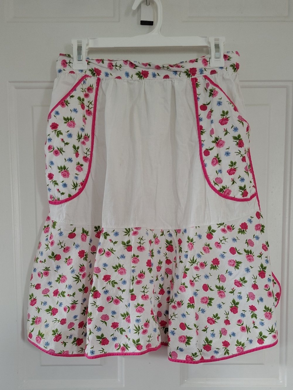White Floral Pocket Half Apron with Pink Trim Cottagecore Rose VTG